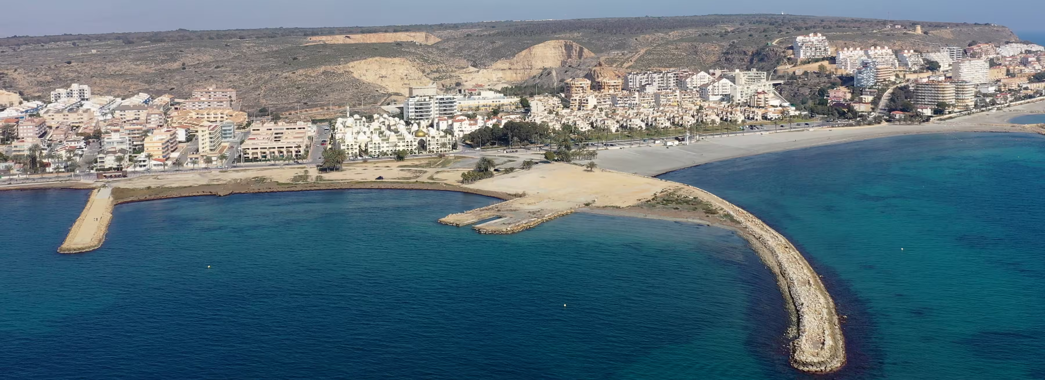 Vista aérea de Santa Pola con el área de Varadero-Cantera en el centro